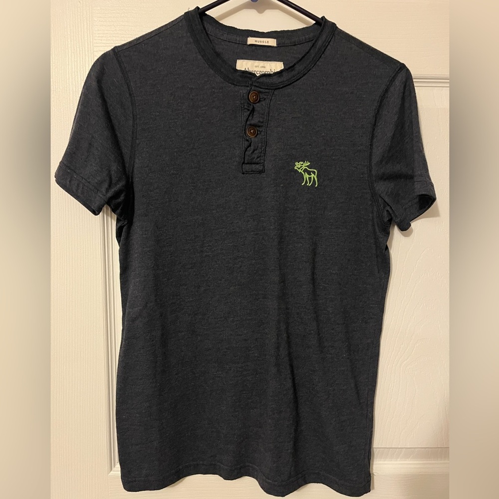 Abercrombie & Fitch Dark Blue Muscle Henley - Men’s Small